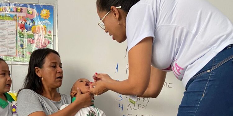 Saúde intensifica atualização da caderneta de vacinação em escolas da rede pública
