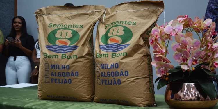 Prefeitura mobiliza frota e inicia entrega de sementes nos oito distritos nesta quarta-feira