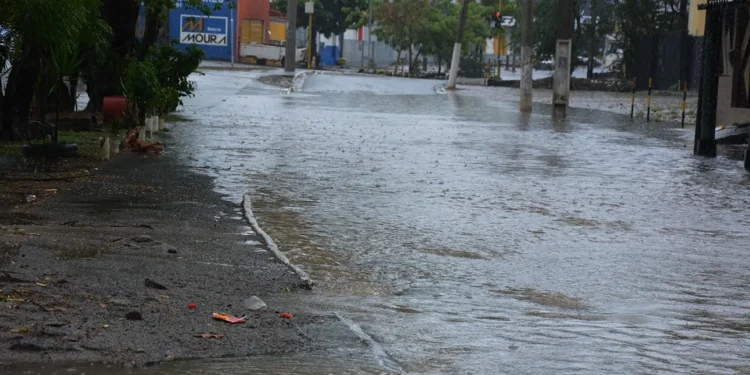 Defesa Civil emite alerta de chuvas intensas para Feira de Santana e aponta risco de alagamentos