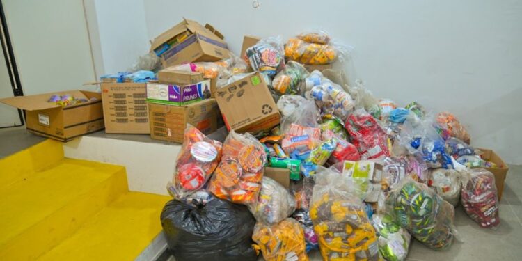 Quase 2 toneladas de alimentos com validade vencida são apreendidos em supermercado na Bahia