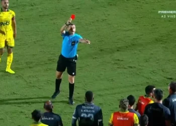 Árbitro de Mirassol x Bahia leva 35 minutos para deixar o campo e sai escoltado por 13 policiais
