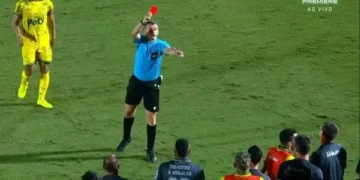 Árbitro de Mirassol x Bahia leva 35 minutos para deixar o campo e sai escoltado por 13 policiais