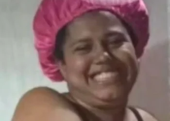 Jovem morre após sofrer choque elétrico ao usar celular carregando na tomada