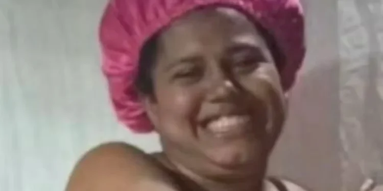 Jovem morre após sofrer choque elétrico ao usar celular carregando na tomada