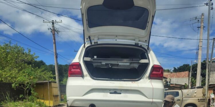 Dois homens são achados mortos em carro com restrição de roubo na Bahia