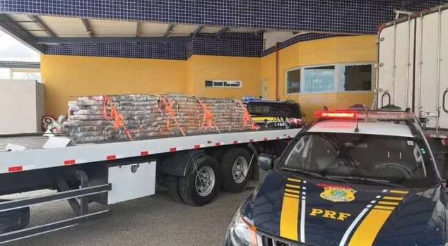 PRF apreende quase 2 toneladas de maconha em teto de caminhão frigorífico na Bahia