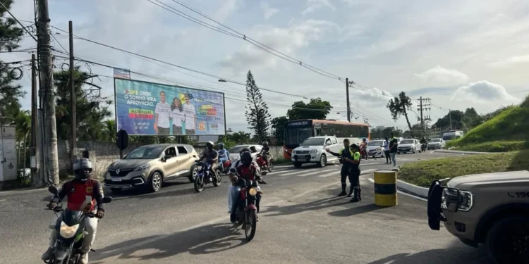 SMT mantém agentes no viaduto da Cerb para orientar condutores após mudanças