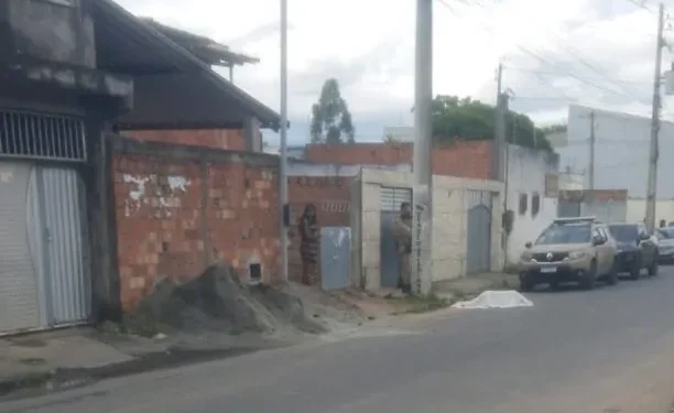 Jovem é executado a tiros enquanto trabalhava em obra no Campo Limpo, em Feira de Santana