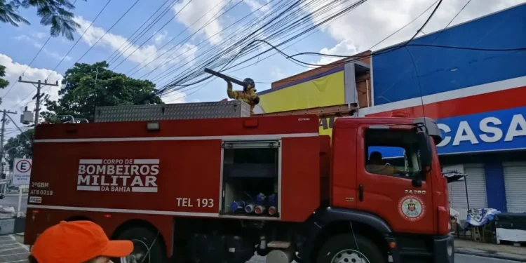 Incêndio atinge loja das Casas Bahia em de Feira de Santana