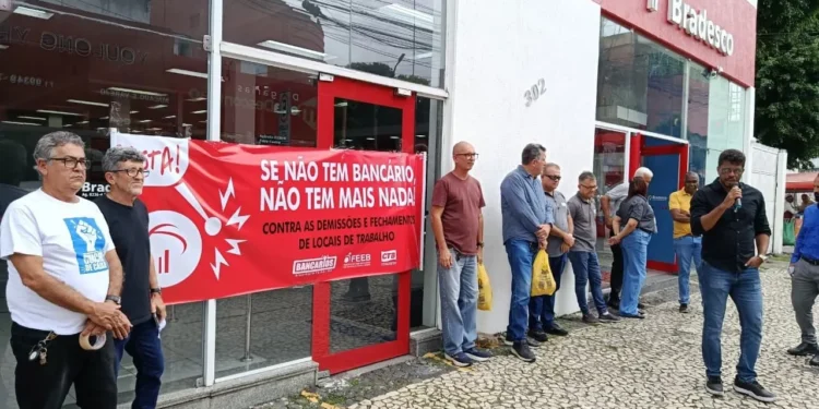 Sindicato dos bancários denuncia demissões e sobrecarga de trabalho em agência de Feira de Santana