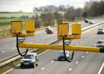 Adeus, “indústria da multa”? Comissão aprova fim dos radares escondidos e portáteis