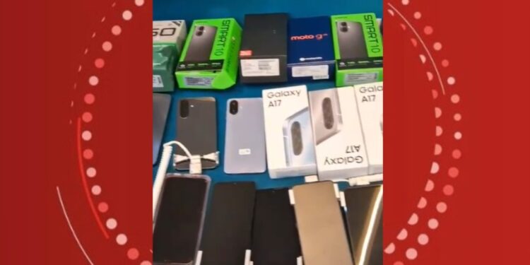 Dupla é presa suspeita de roubar 48 celulares em loja na Bahia; prejuízo ultrapassou R$ 27 mil