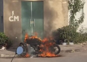 Mulher é presa suspeita de incendiar motocicleta e danificar salão de beleza após crise de ciúmes