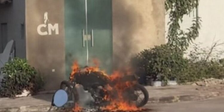 Mulher é presa suspeita de incendiar motocicleta e danificar salão de beleza após crise de ciúmes