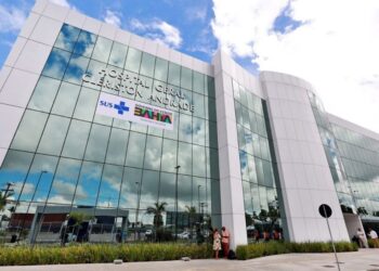 Mulher é esfaqueada no meio da rua em cidade da Bahia; suspeita é adolescente de 17 anos