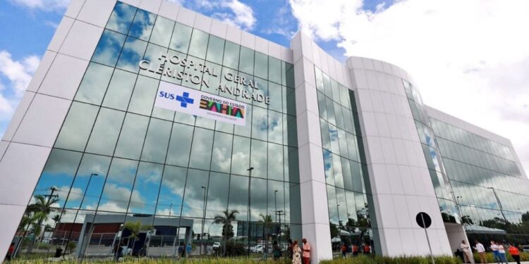 Mulher é esfaqueada no meio da rua em cidade da Bahia; suspeita é adolescente de 17 anos