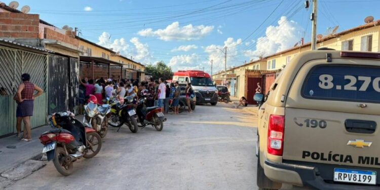 Adolescente de 15 anos é encontrada morta com marcas de facadas e queimaduras na BA; namorado é suspeito do crime