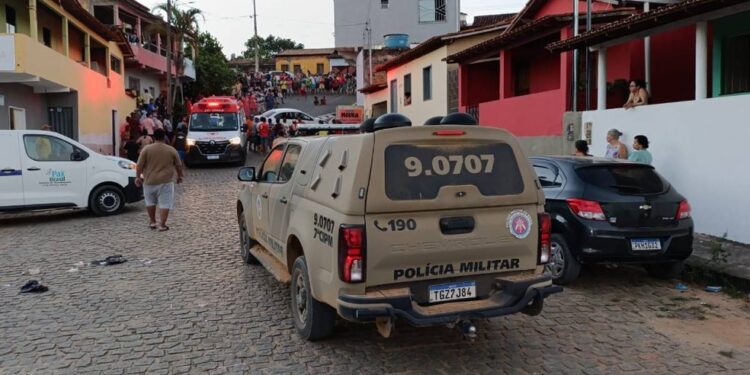 Carro invade garagem de casa e mata duas pessoas na Bahia