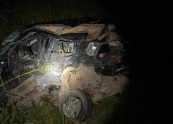 Três homens morrem após batida entre carro e caminhonete em rodovia na Bahia; veículo que vítimas estavam ficou destruído