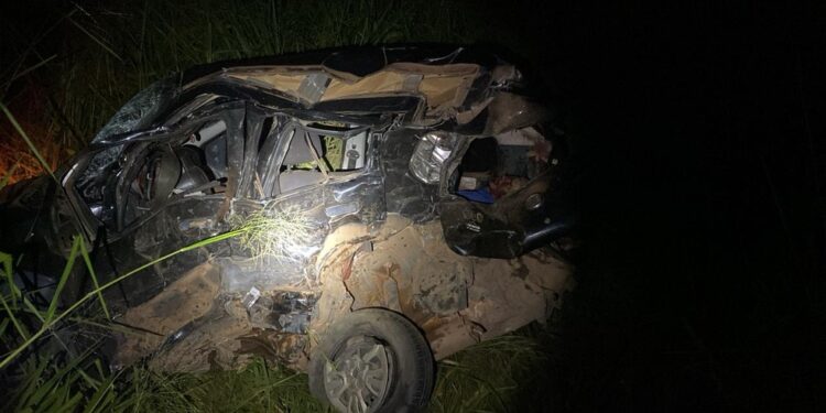 Três homens morrem após batida entre carro e caminhonete em rodovia na Bahia; veículo que vítimas estavam ficou destruído