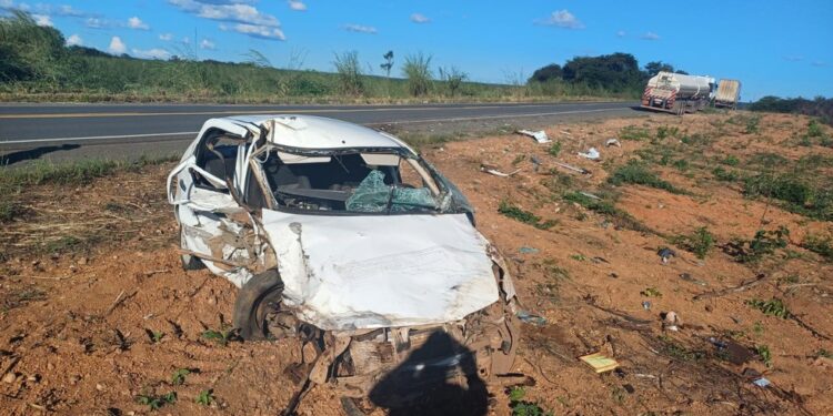 Mulher de 33 anos morre em acidente envolvendo carro e caminhão na BA; bebê ficou ferido