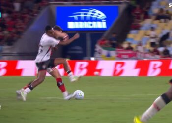 Vitória faz representação contra arbitragem de duelo com o Flamengo e solicita áudios do VAR