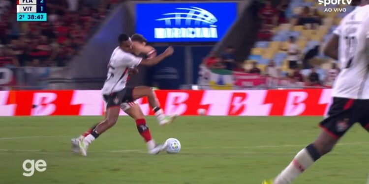 Vitória faz representação contra arbitragem de duelo com o Flamengo e solicita áudios do VAR