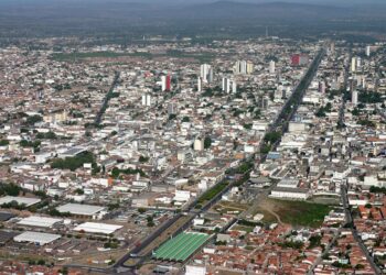 Feira de Santana registra alta na contratação de profissionais com ensino superior em março