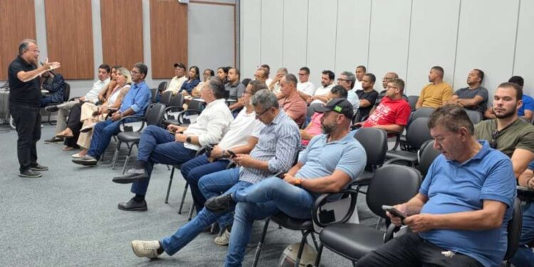 PROCON realiza palestra sobre direitos do consumidor para pequenos e médios comerciantes