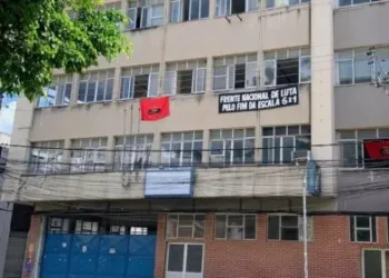 Cerca de 100 famílias com problemas de moradia ocupam o prédio do INSS no centro da Feira