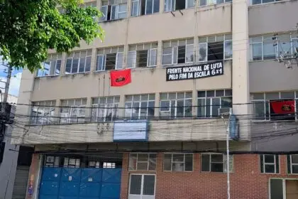 Cerca de 100 famílias com problemas de moradia ocupam o prédio do INSS no centro da Feira