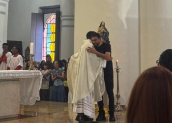 Mano Walter participa de missa e surpreende fiéis ao cantar em catedral de Feira de Santana