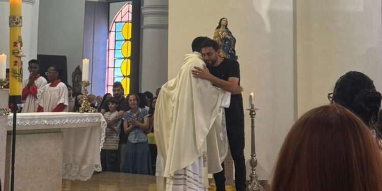 Mano Walter participa de missa e surpreende fiéis ao cantar em catedral de Feira de Santana