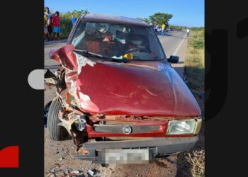 Batida entre três veículos deixa duas pessoas mortas e uma gravemente ferida no norte da Bahia