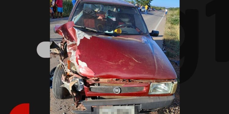 Batida entre três veículos deixa duas pessoas mortas e uma gravemente ferida no norte da Bahia