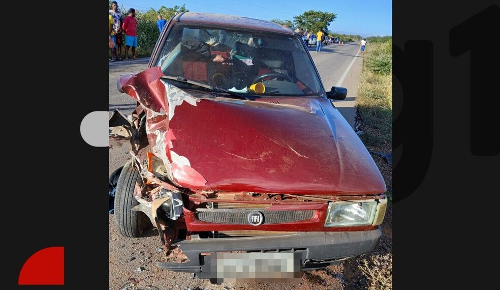 Batida entre três veículos deixa duas pessoas mortas e uma gravemente ferida no norte da Bahia