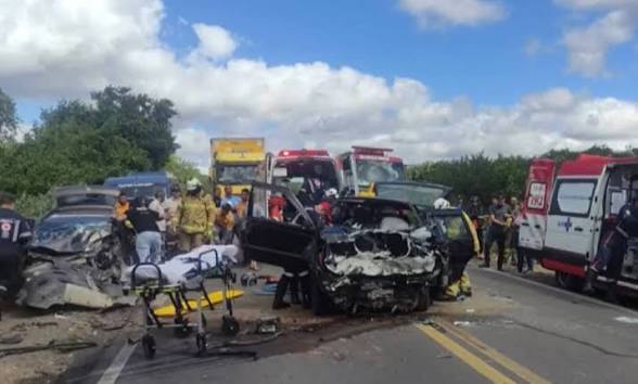 Batida entre dois carros deixa quatro feridos na Bahia; veículos ficaram irreconhecíveis