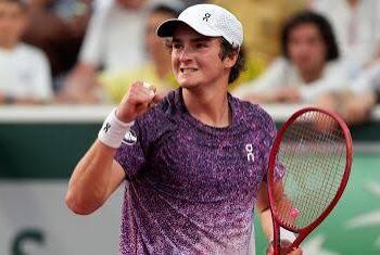 João Fonseca faz jogo histórico, vence Djokovic e avança em Roland Garros