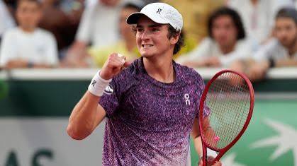 João Fonseca faz jogo histórico, vence Djokovic e avança em Roland Garros