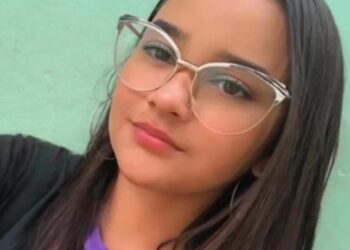Adolescente de 16 anos morre após sofrer descarga elétrica enquanto pranchava o cabelo na Bahia, diz polícia