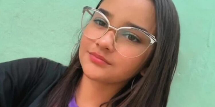 Adolescente de 16 anos morre após sofrer descarga elétrica enquanto pranchava o cabelo na Bahia, diz polícia