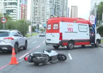 Mulher de 31 anos morre em acidente com moto ao tentar fugir de assalto em avenida de Salvador