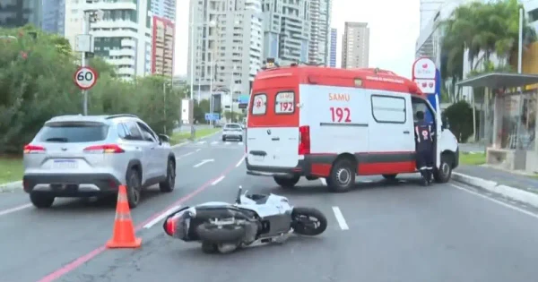 Mulher de 31 anos morre em acidente com moto ao tentar fugir de assalto em avenida de Salvador
