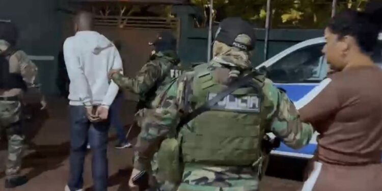 Homem apontado como chefe de facção criminosa em bairro de Salvador e companheira são presos na Bolívia; dupla vivia em casa de luxo avaliada em R$ 6 mi