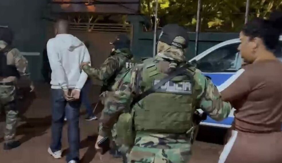 Homem apontado como chefe de facção criminosa em bairro de Salvador e companheira são presos na Bolívia; dupla vivia em casa de luxo avaliada em R$ 6 mi