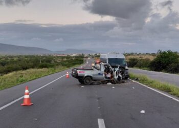 Batida entre van e carro deixa dois mortos e quatro feridos na Bahia; família seguia para passeio em Salvador