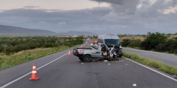 Batida entre van e carro deixa dois mortos e quatro feridos na Bahia; família seguia para passeio em Salvador