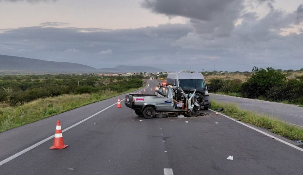 Batida entre van e carro deixa dois mortos e quatro feridos na Bahia; família seguia para passeio em Salvador