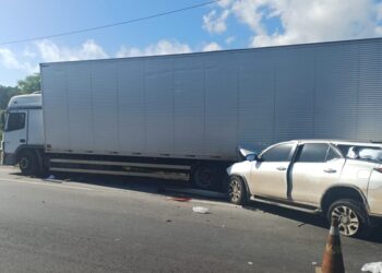 Batida entre carro e caminhão deixa um morto e três feridos na BR-116, em Feira de Santana