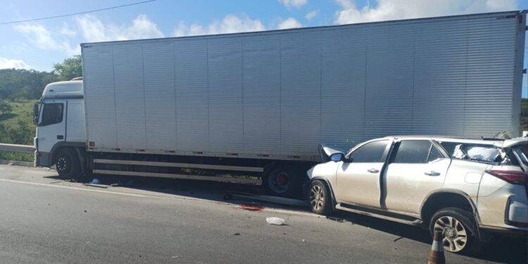 Batida entre carro e caminhão deixa um morto e três feridos na BR-116, em Feira de Santana
